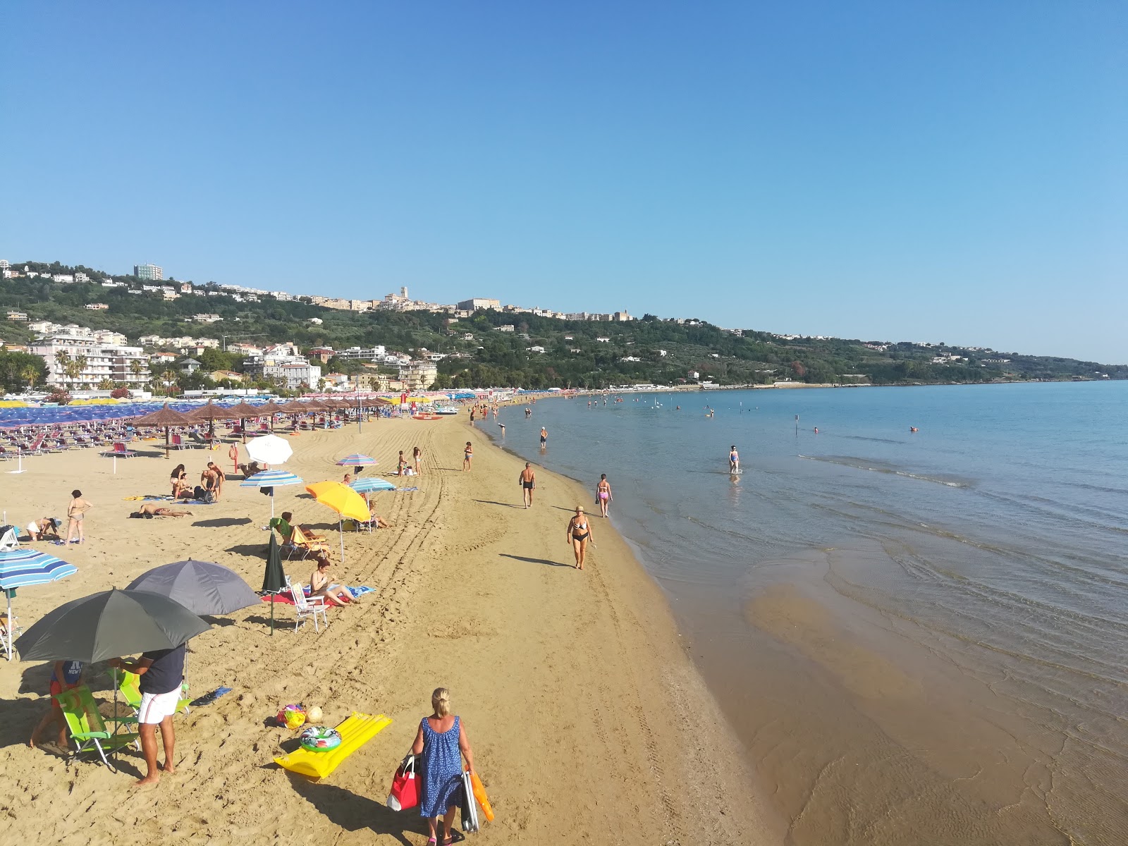 Foto di Spiaggia di Vasto Marina con una superficie del sabbia pura scura