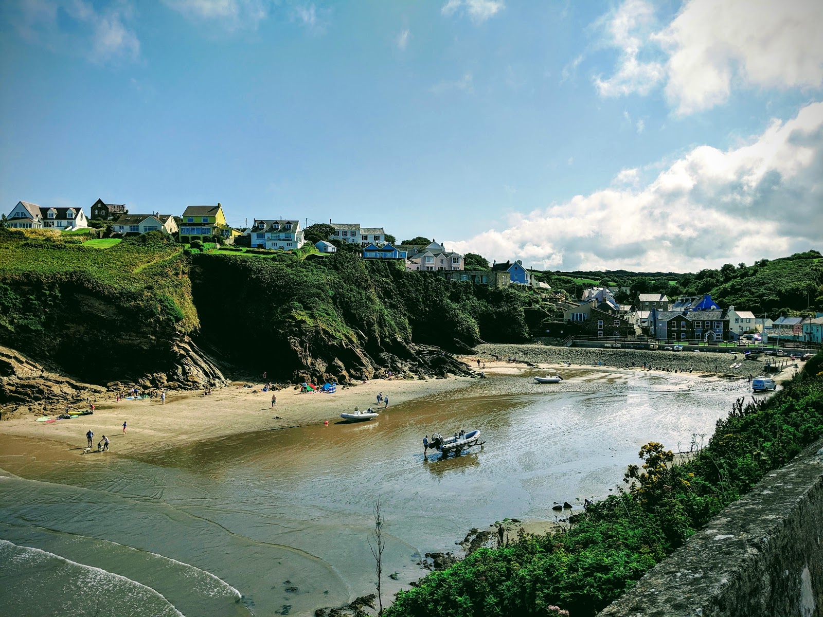 Foto de Littlehaven Beach com areia clara e seixos superfície