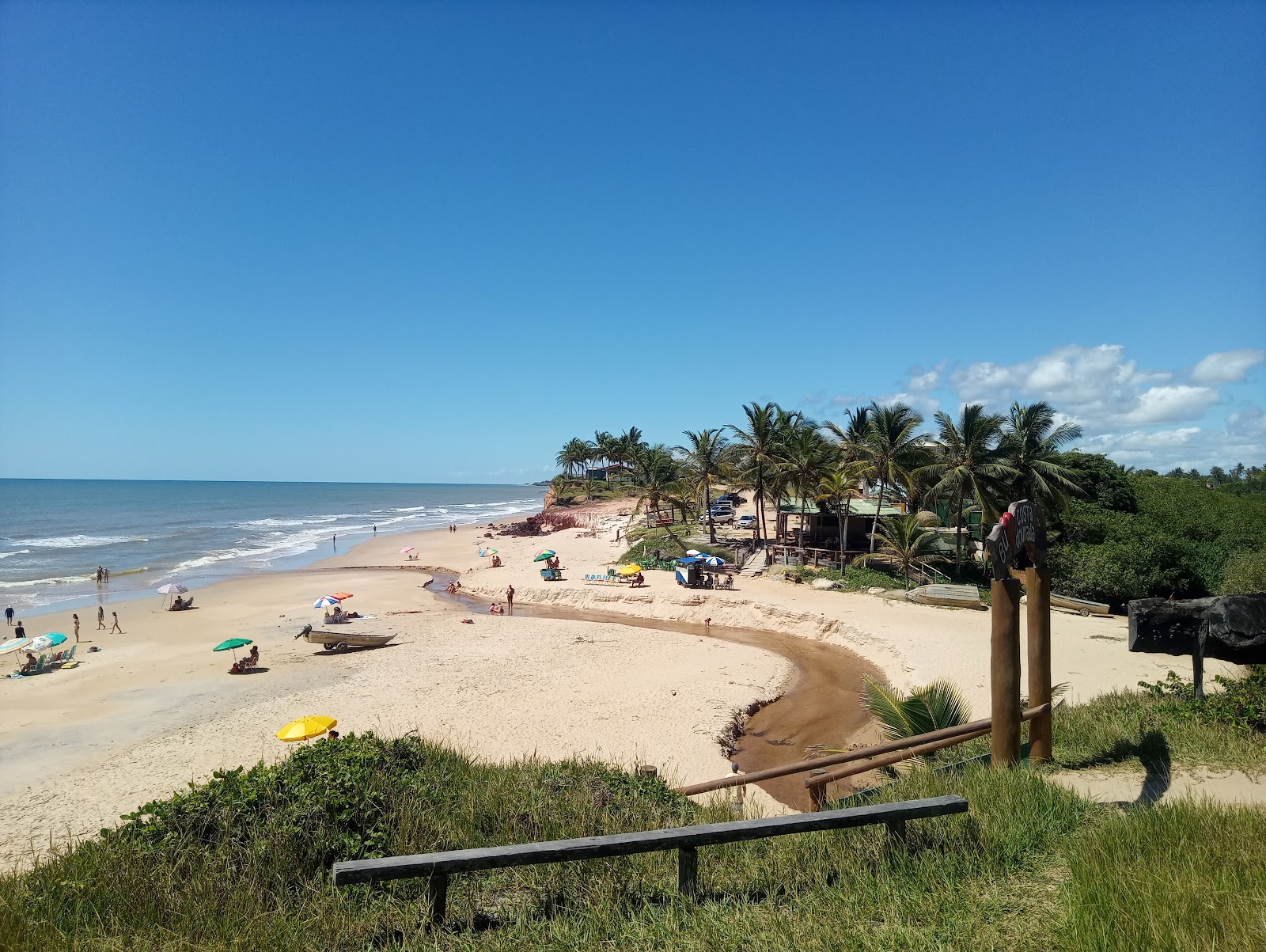 Foto de Praia de Costa Dourada com areia bege superfície