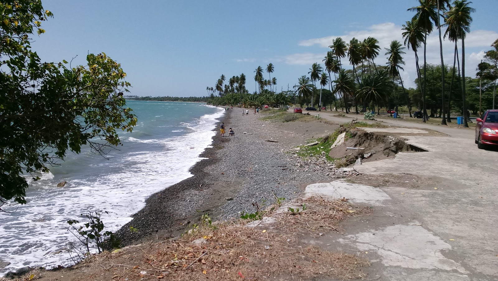 Foto von Playa Las Ochenta mit graue kiesel Oberfläche