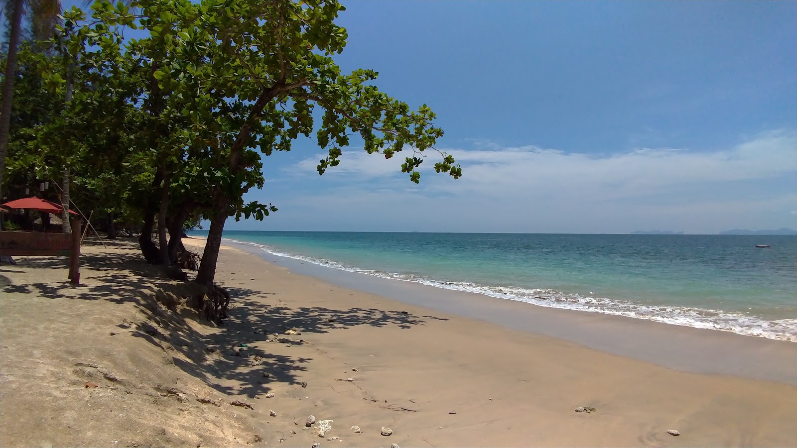 Fotografie cu Golden Pearl Beach cu o suprafață de nisip strălucitor