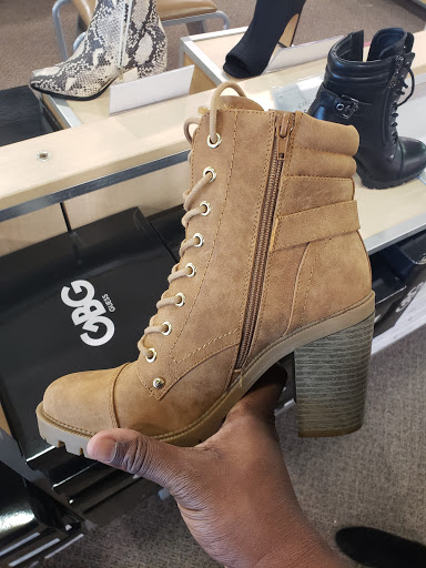 Shoe Store «DSW Designer Shoe Warehouse», reviews and photos, 290 Mid Rivers Center, St Peters, MO 63376, USA