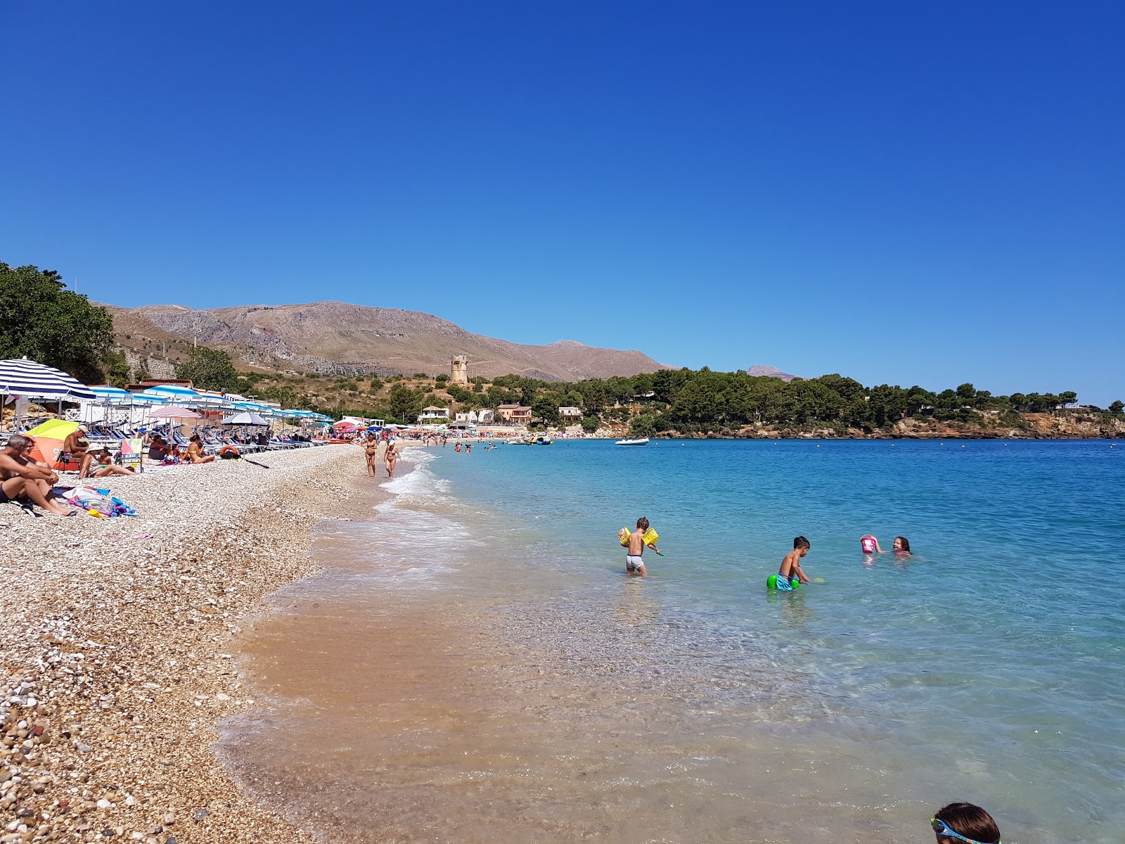 Foto von Spiaggia di Guidaloca mit beiger kiesel Oberfläche