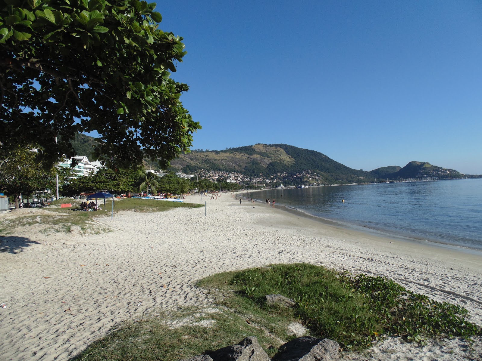 Praia de Charitas'in fotoğrafı uçurumlarla desteklenmiş