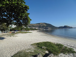 Praia de Charitas'in fotoğrafı uçurumlarla desteklenmiş