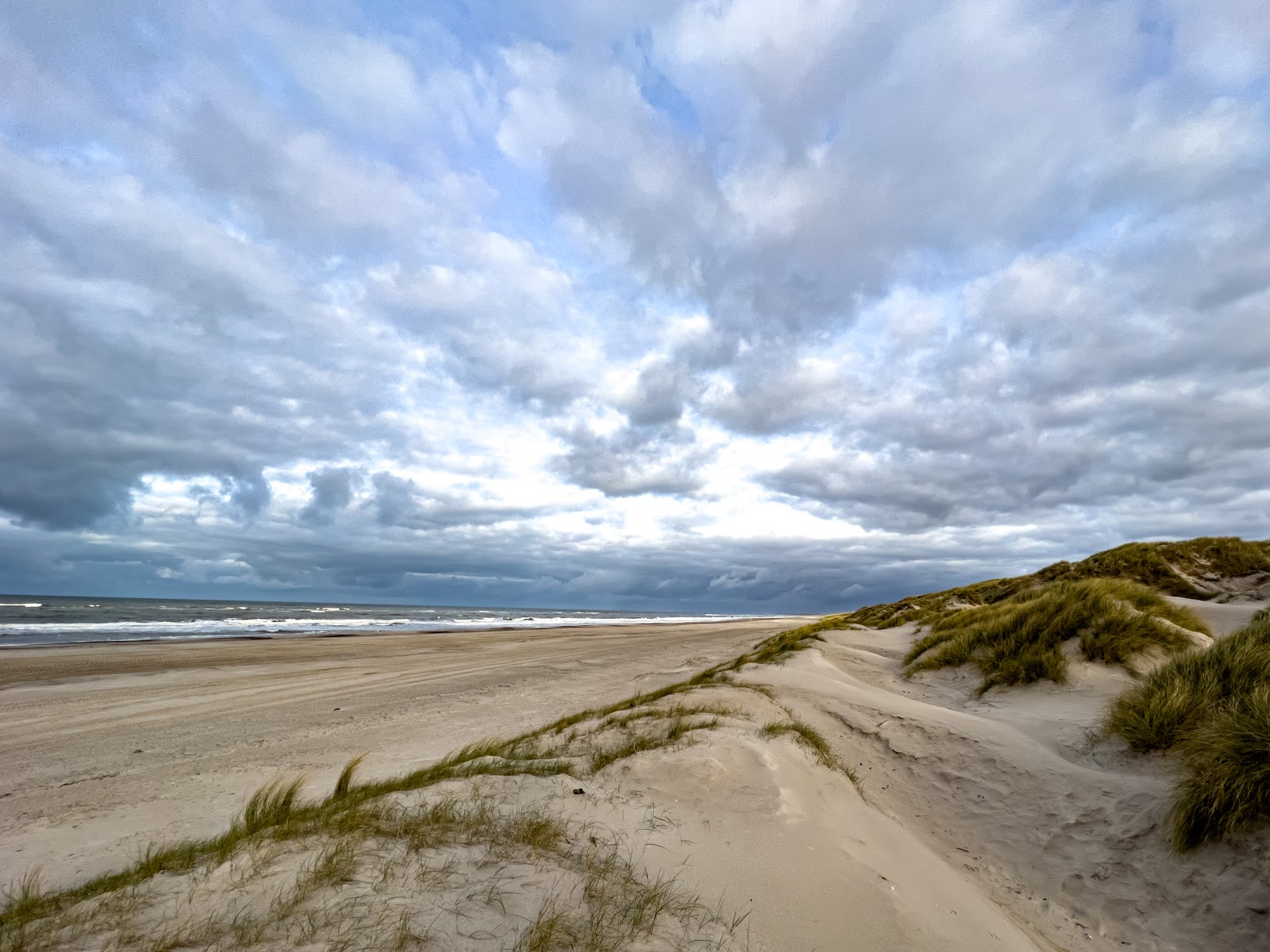 Foto av Houstrup strand med lång rak strand