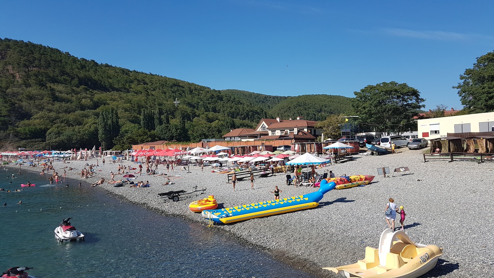 Foto de Playa de Praskoveevki con agua cristalina superficie