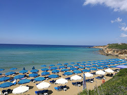 Ammes beach'in fotoğrafı dağlarla çevrili