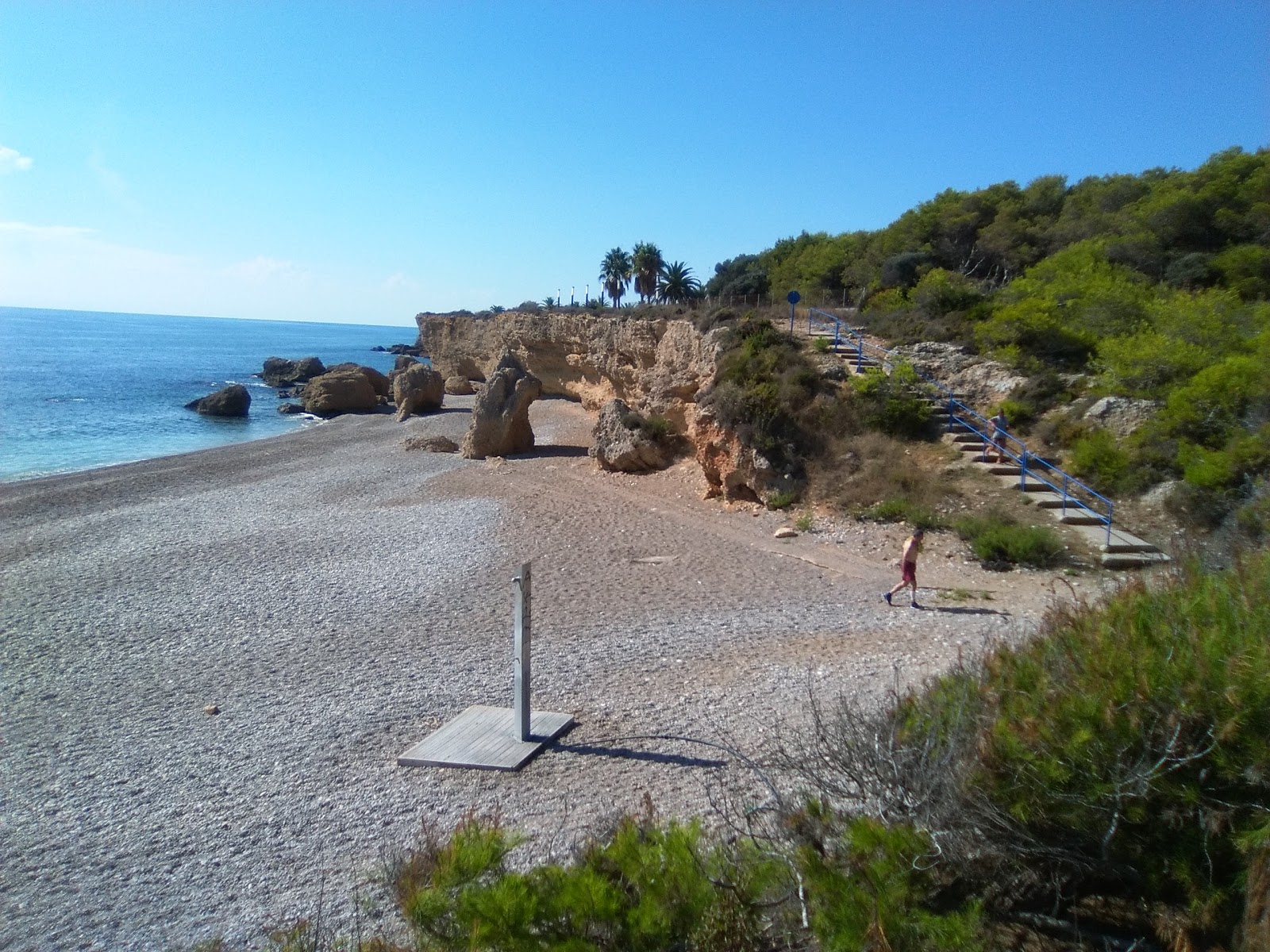 Zdjęcie Cala del Pinar z powierzchnią turkusowa czysta woda