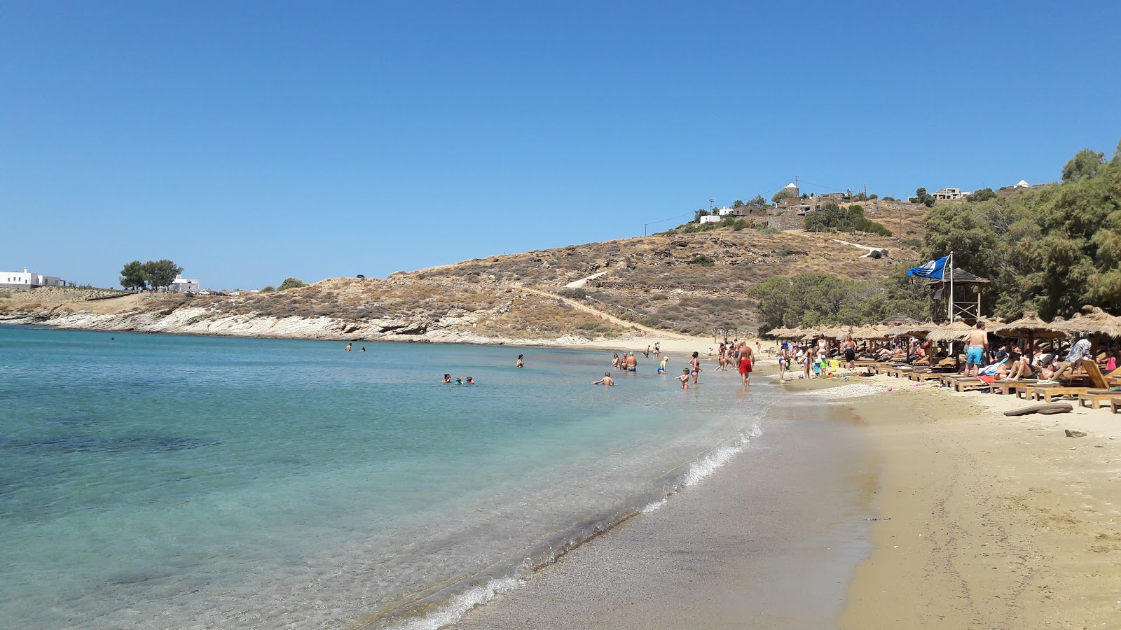 Foto di Koundouros beach sorretto da scogliere