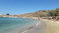 Foto di Koundouros beach sorretto da scogliere