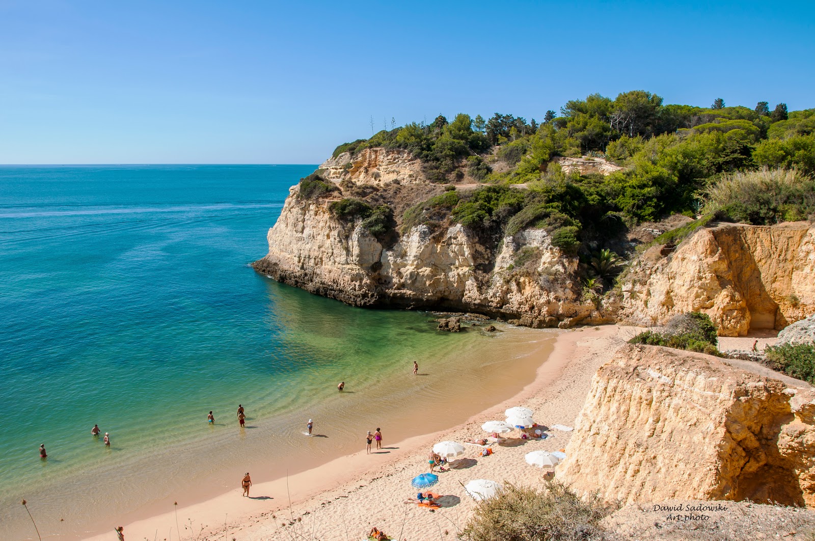 Foto di Praia dos Tremocos e l'insediamento