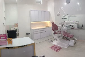 Praktek Dokter Gigi Firsa WP dan Lady Santiara (Assalam Dental Aesthetic 1) image