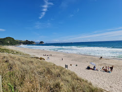 Photo de Whiritoa Beach avec rivage droit, long