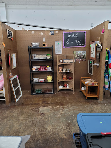 Outlet Mall «Finders Keepers Traders Outlet Mall», reviews and photos, 740-784 Chelsa Dr, Madisonville, KY 42431, USA