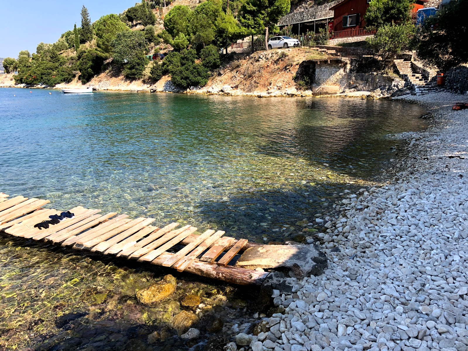 Foto af Agia Sofia beach bakket op af klipperne