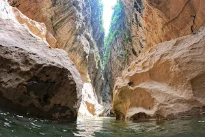 Cueva de las cotorras image