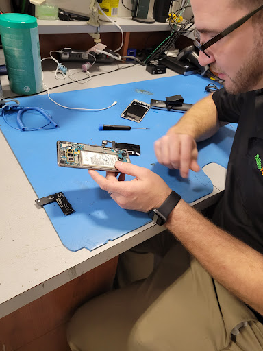 Electronics Repair Shop «uBreakiFix», reviews and photos, 3654 S 27th St, Milwaukee, WI 53221, USA