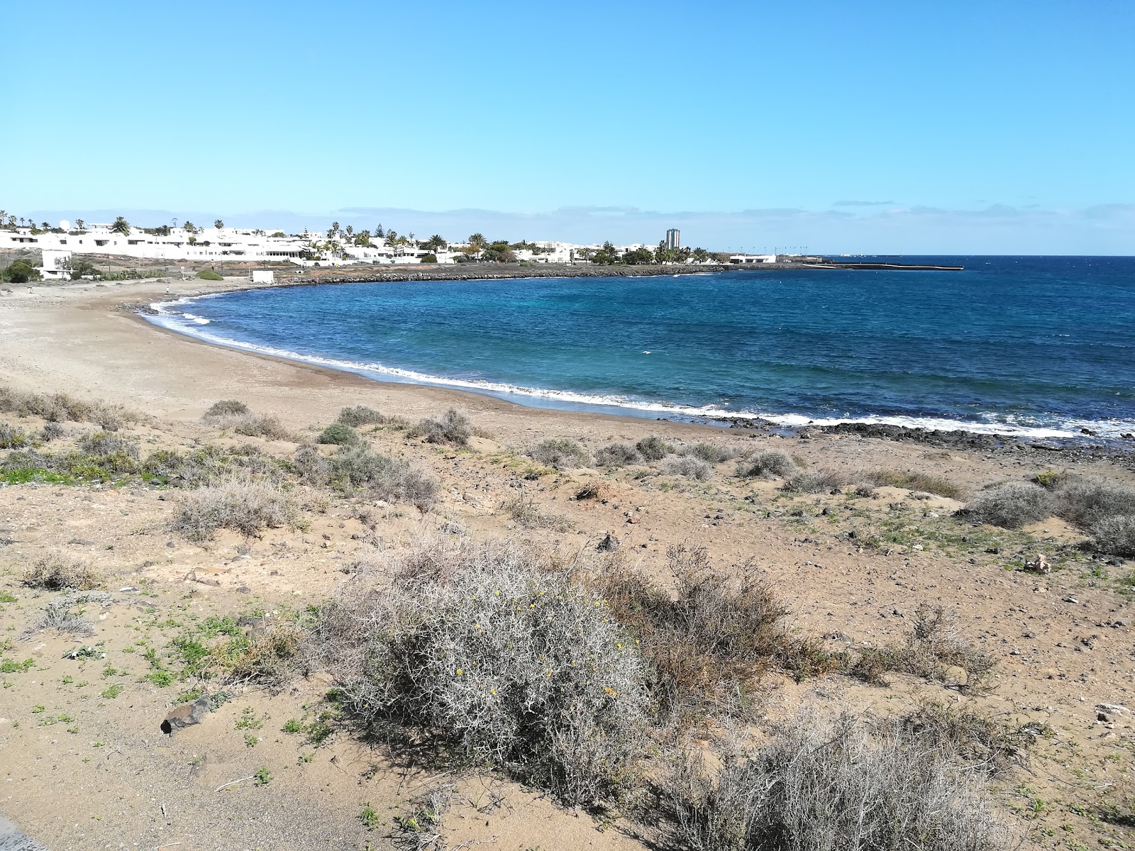 Valokuva Playa del cableista. pinnalla musta hiekka ja kivi:n kanssa