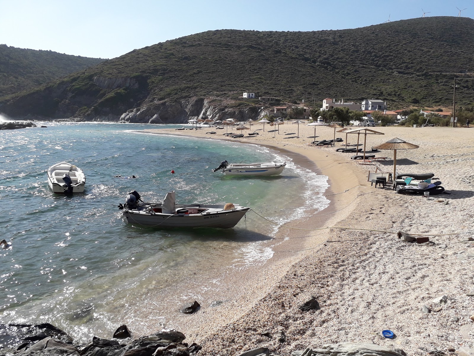 Foto de Zarakes beach apoiado por penhascos