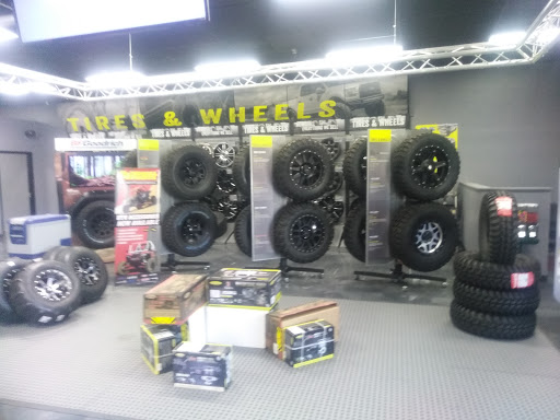 Truck Accessories Store «4 Wheel Parts - Fresno», reviews and photos, 4326 N Blackstone Ave, Fresno, CA 93726, USA