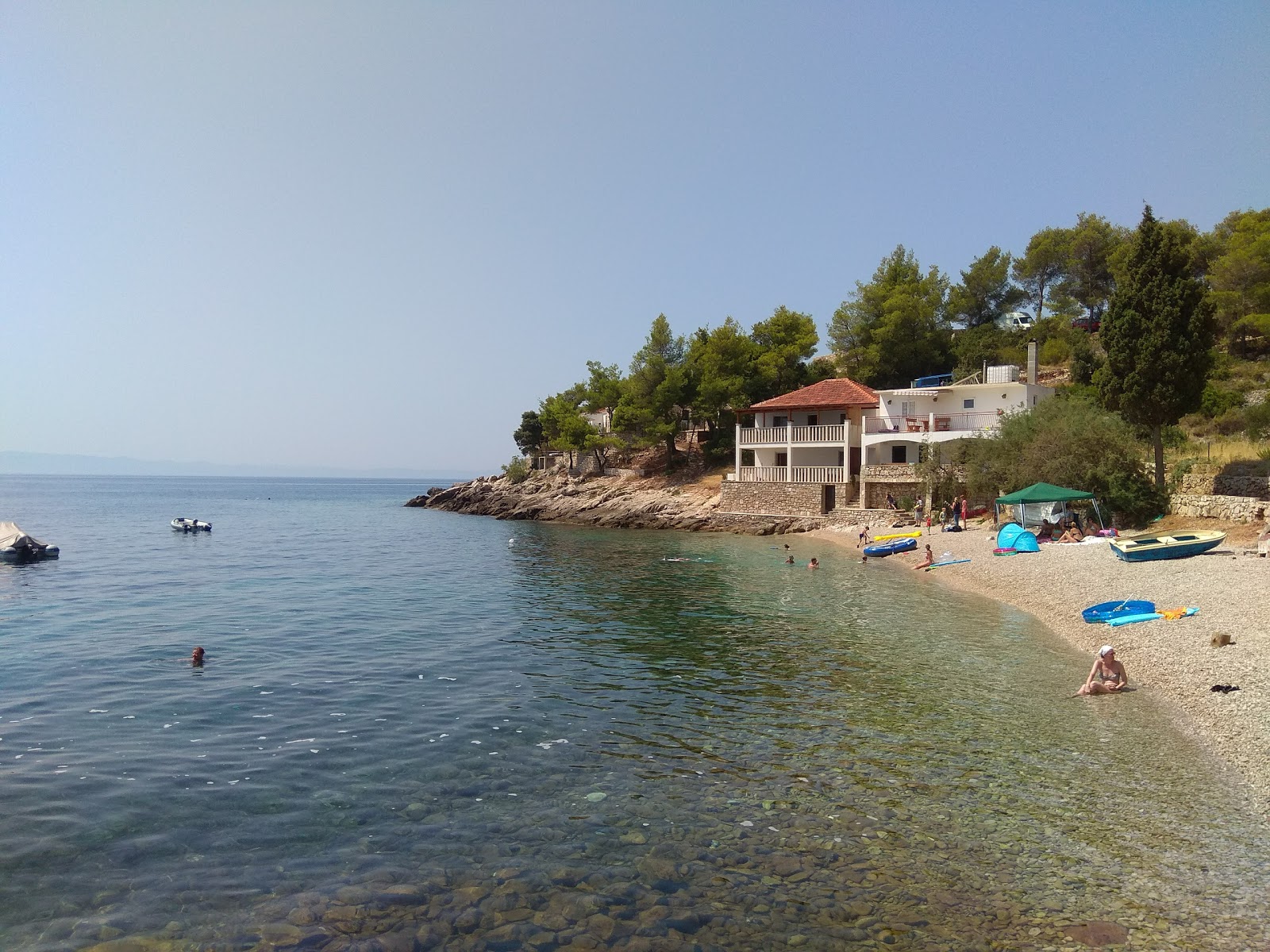 Fotografie cu Tvrdni Dolac beach sprijinit de stânci