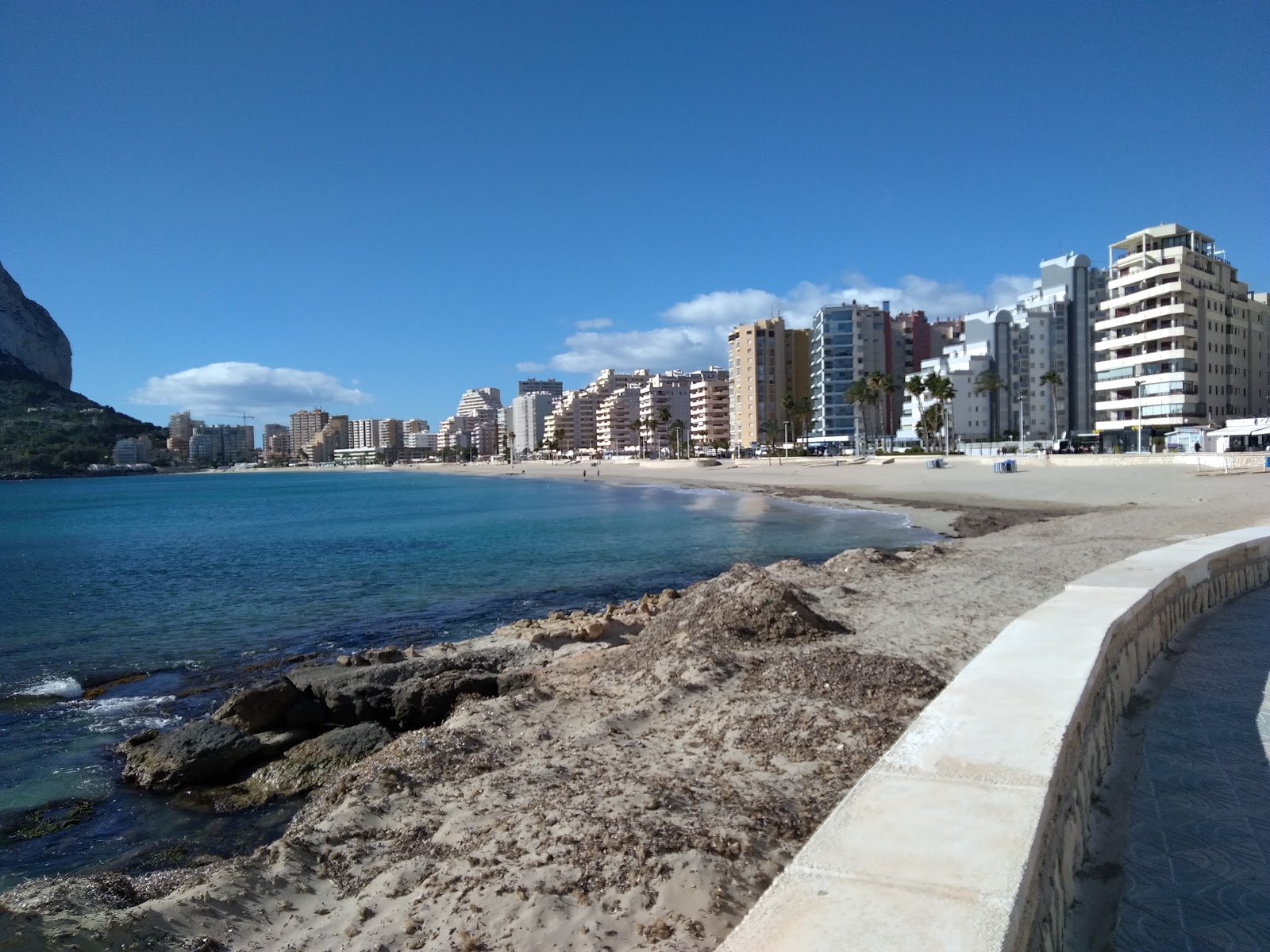 Platja de la Fossa'in fotoğrafı açık bej kum yüzey ile