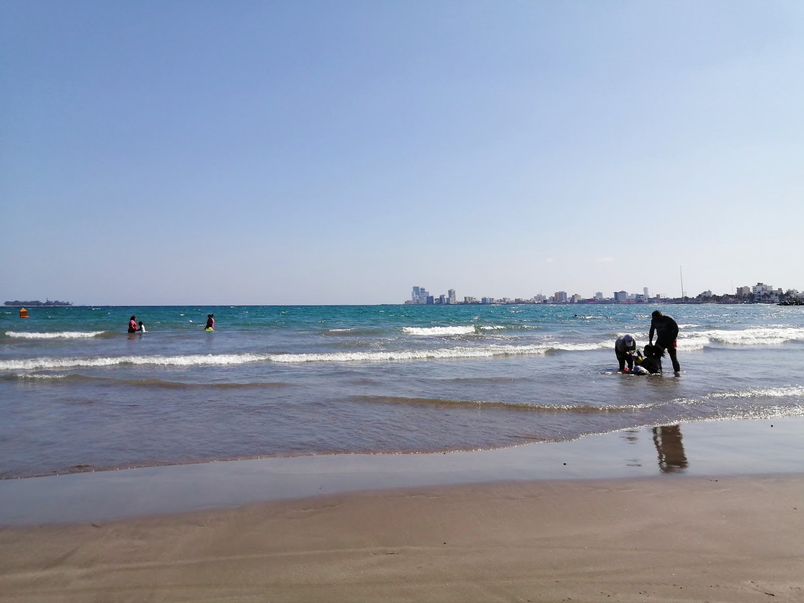 Foto de Playa Villa Del Mar com areia brilhante superfície