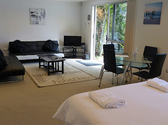 In the Heart of the Beach - Garden studio apartment @Beach Pacific Apartments