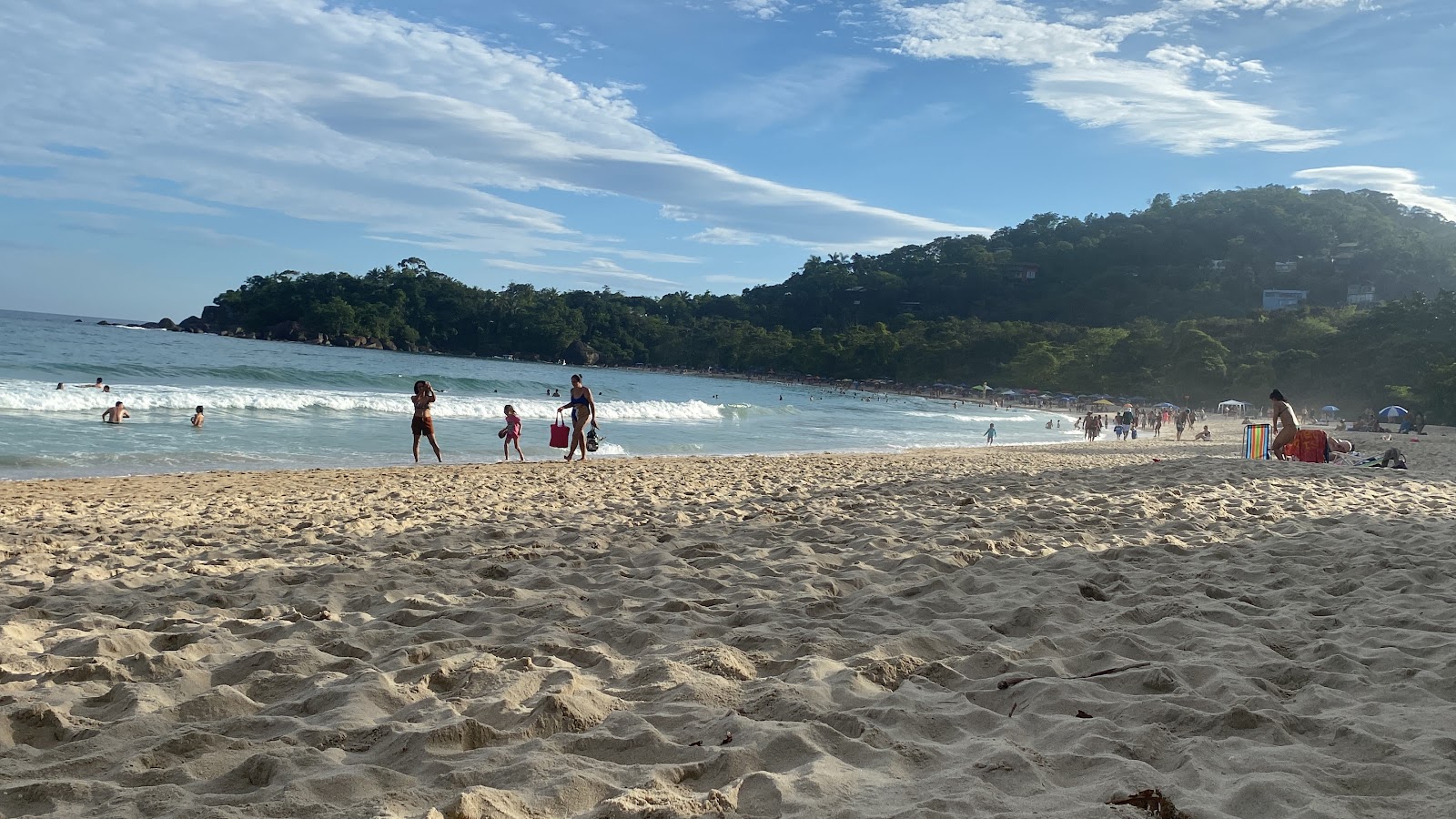 Foto di Spiaggia Enseada e l'insediamento