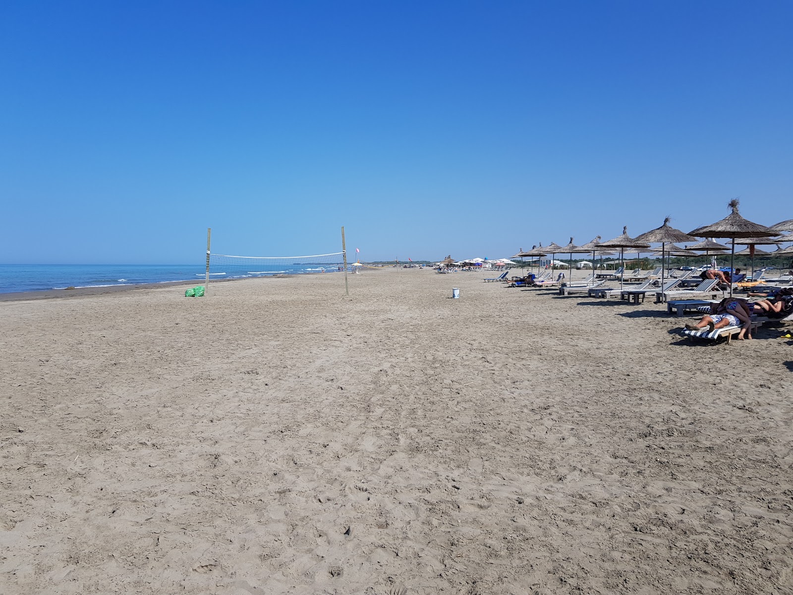 Foto di Seman Beach con una superficie del sabbia scura