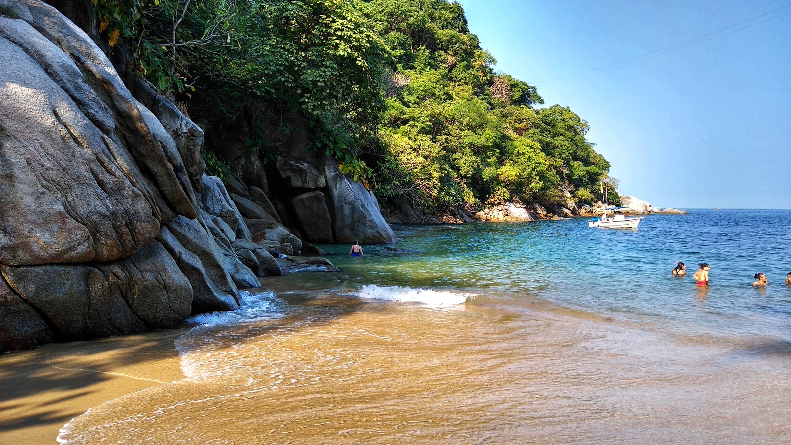 Colomitos beach的照片 位于自然区域