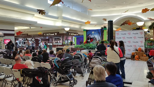 Shopping Mall «Oakland Mall», reviews and photos, 412 W 14 Mile Rd, Troy, MI 48083, USA