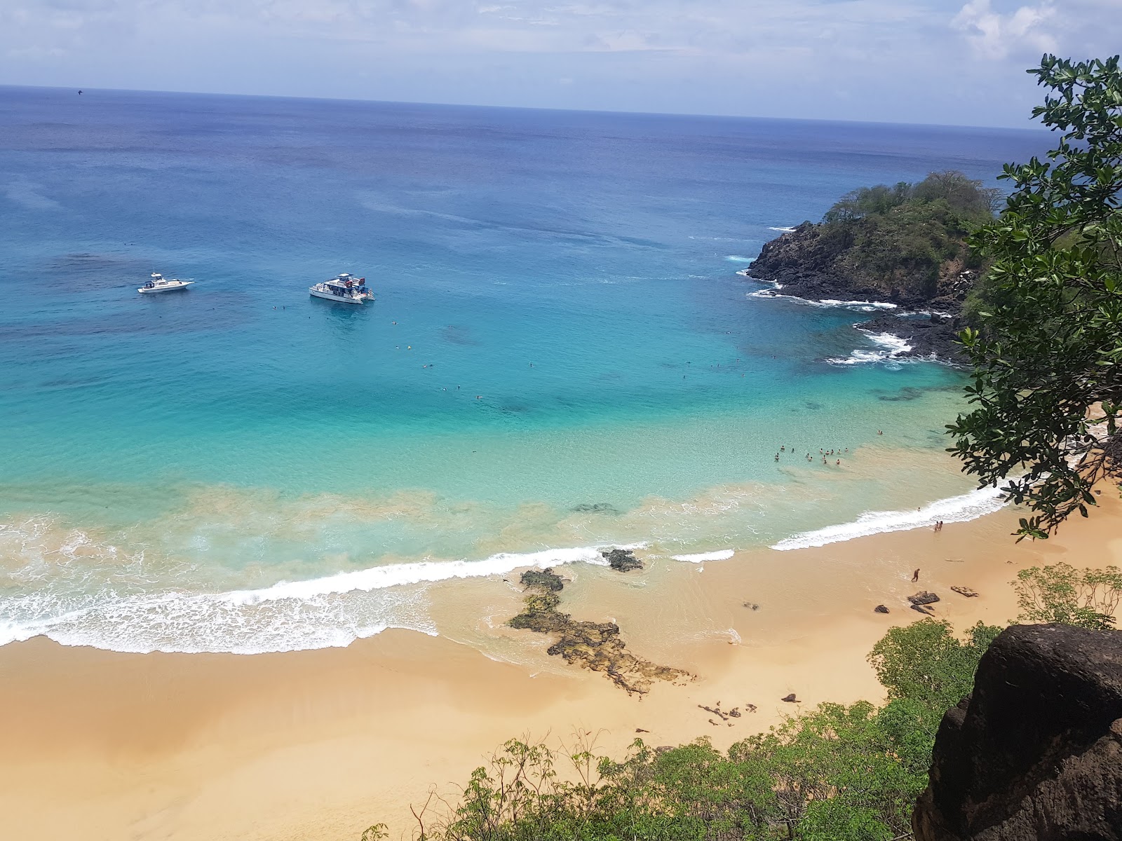 Photo de Plage de Sancho entouré de montagnes