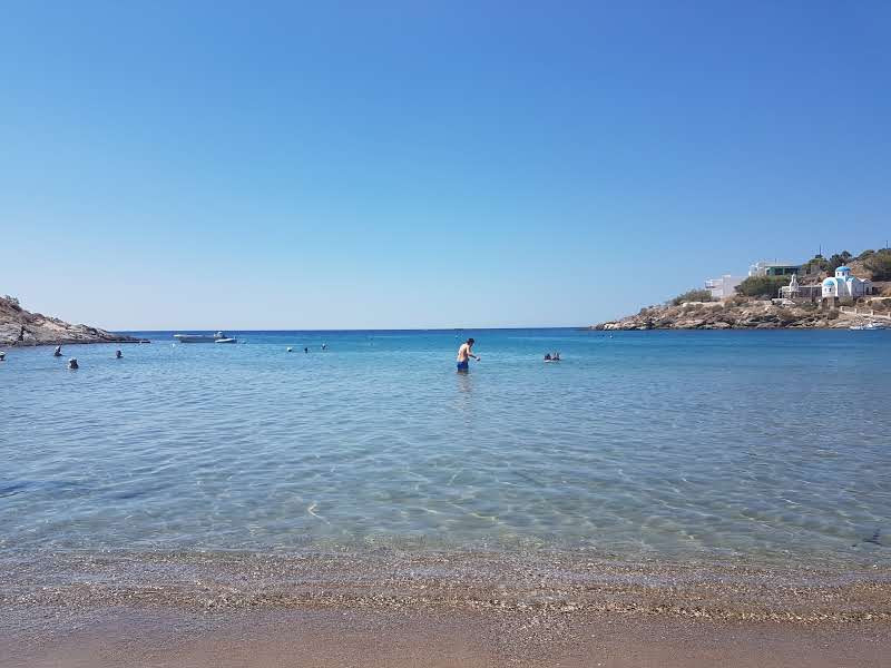 Foto de Praia de Megas Gialos com água cristalina superfície