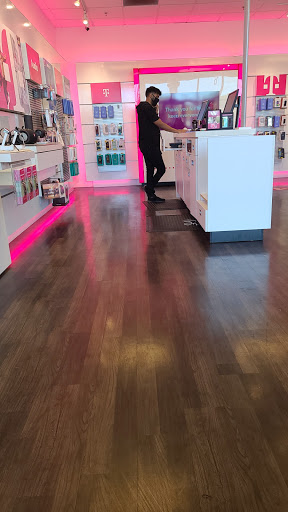 Cell Phone Store «T-Mobile», reviews and photos, 16314 Bothell Everett Hwy #102, Mill Creek, WA 98012, USA
