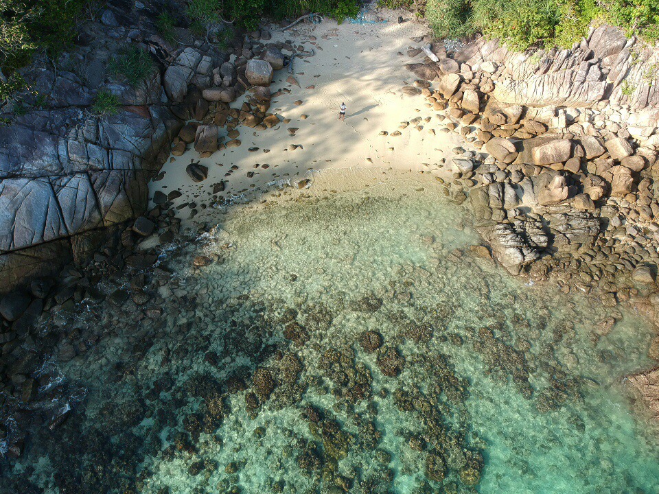 Lipe Secret Beach'in fotoğrafı küçük bir koy ile birlikte