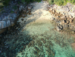Lipe Secret Beach'in fotoğrafı küçük bir koy ile birlikte