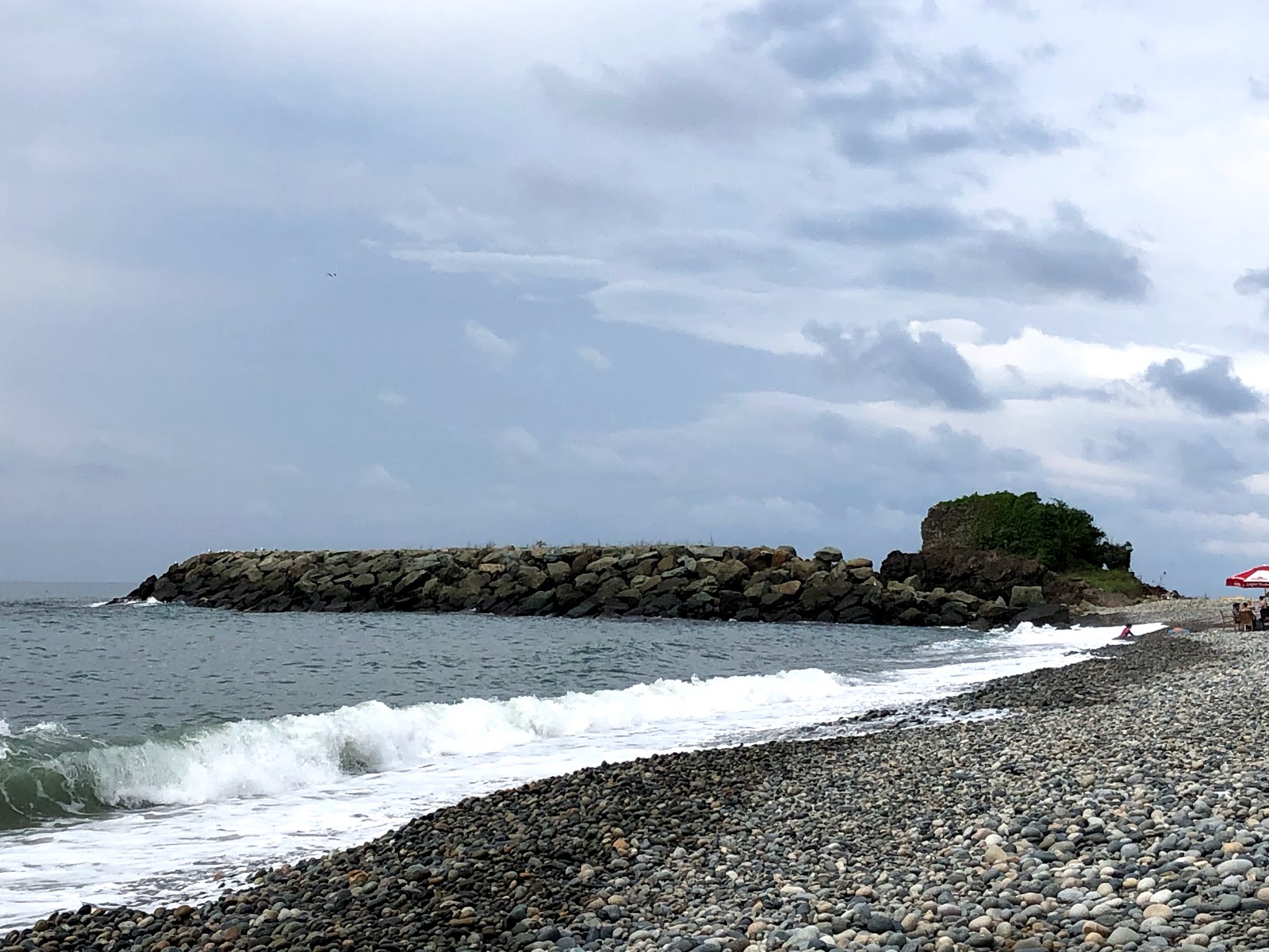 Foto av Saraykoy Family Beach omgiven av klippor