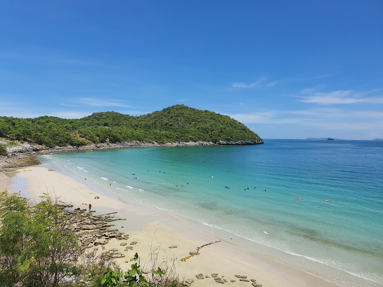 Φωτογραφία του Tham Phang Beach με μικρός κόλπος