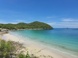Photo de Tham Phang Beach avec petite baie