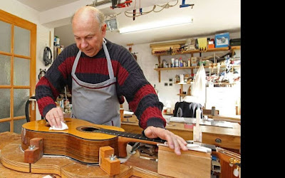 Jean Verly luthier guitare à Royan