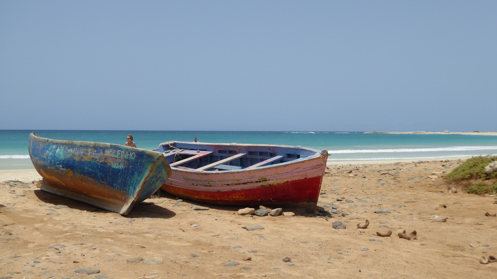 Foto von Praia de Abrabas mit langer gerader strand