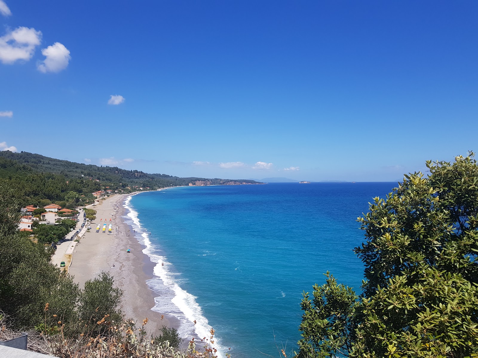 Fotografie cu Ahladiou beach cu o suprafață de apă verde deschis