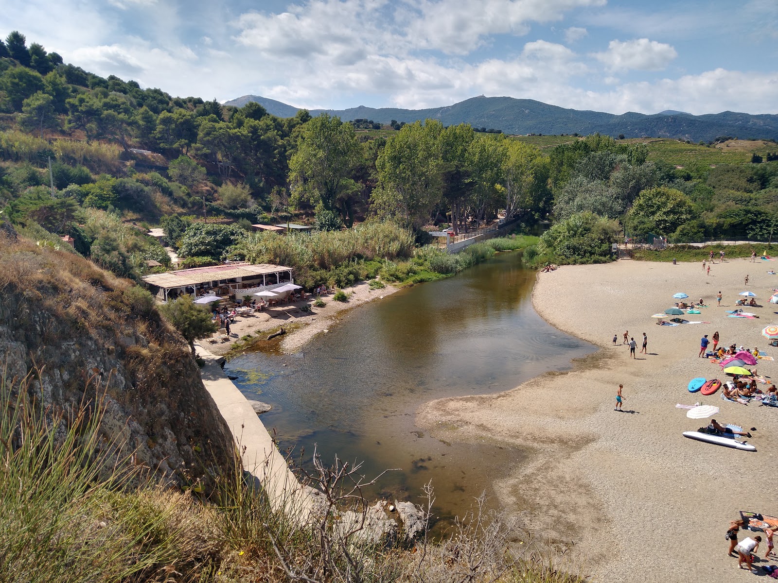 Photo of Ouille beach amenities area