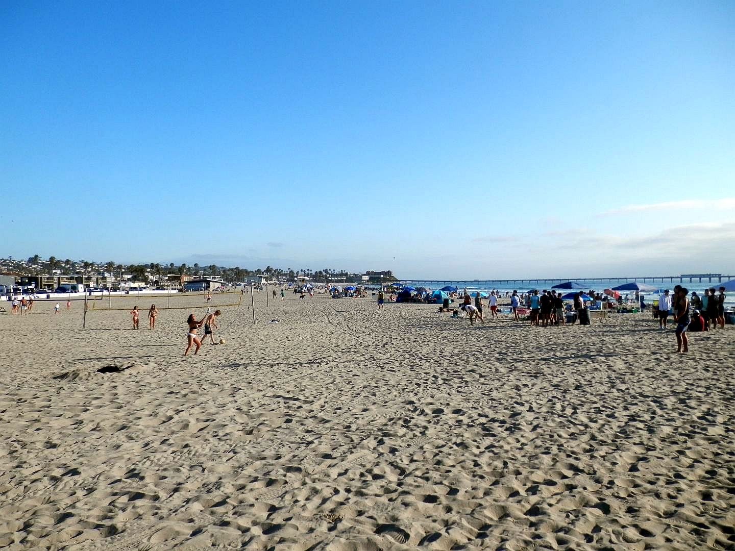 Fotografie cu Ocean beach cu o suprafață de nisip strălucitor