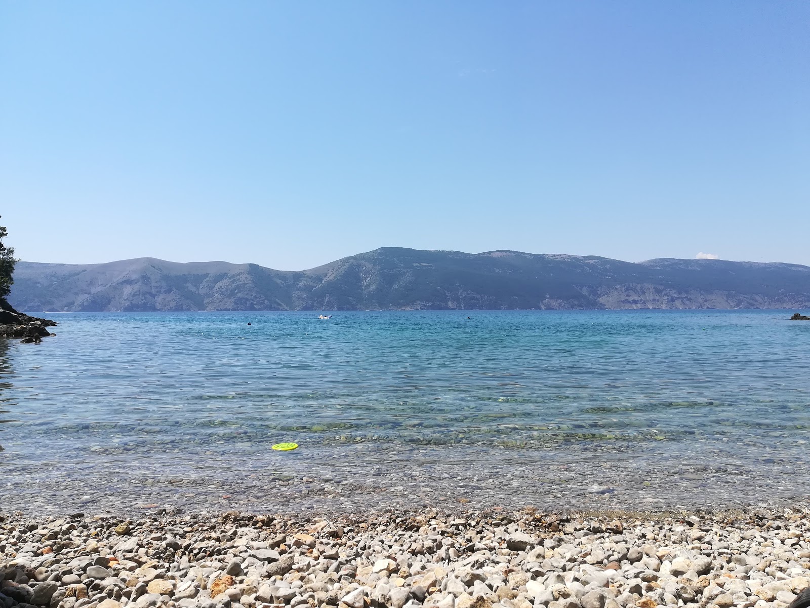 Foto van Makneli beach met kleine baai