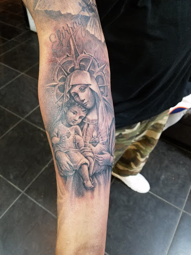 Find gemstone tattoo ideas for your next unique tattoo in Albuquerque at Por Vida Tattoo