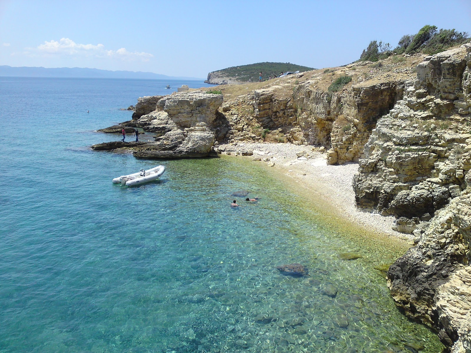 Foto de Ibrice Hidden Bay con terreno rocoso superficie