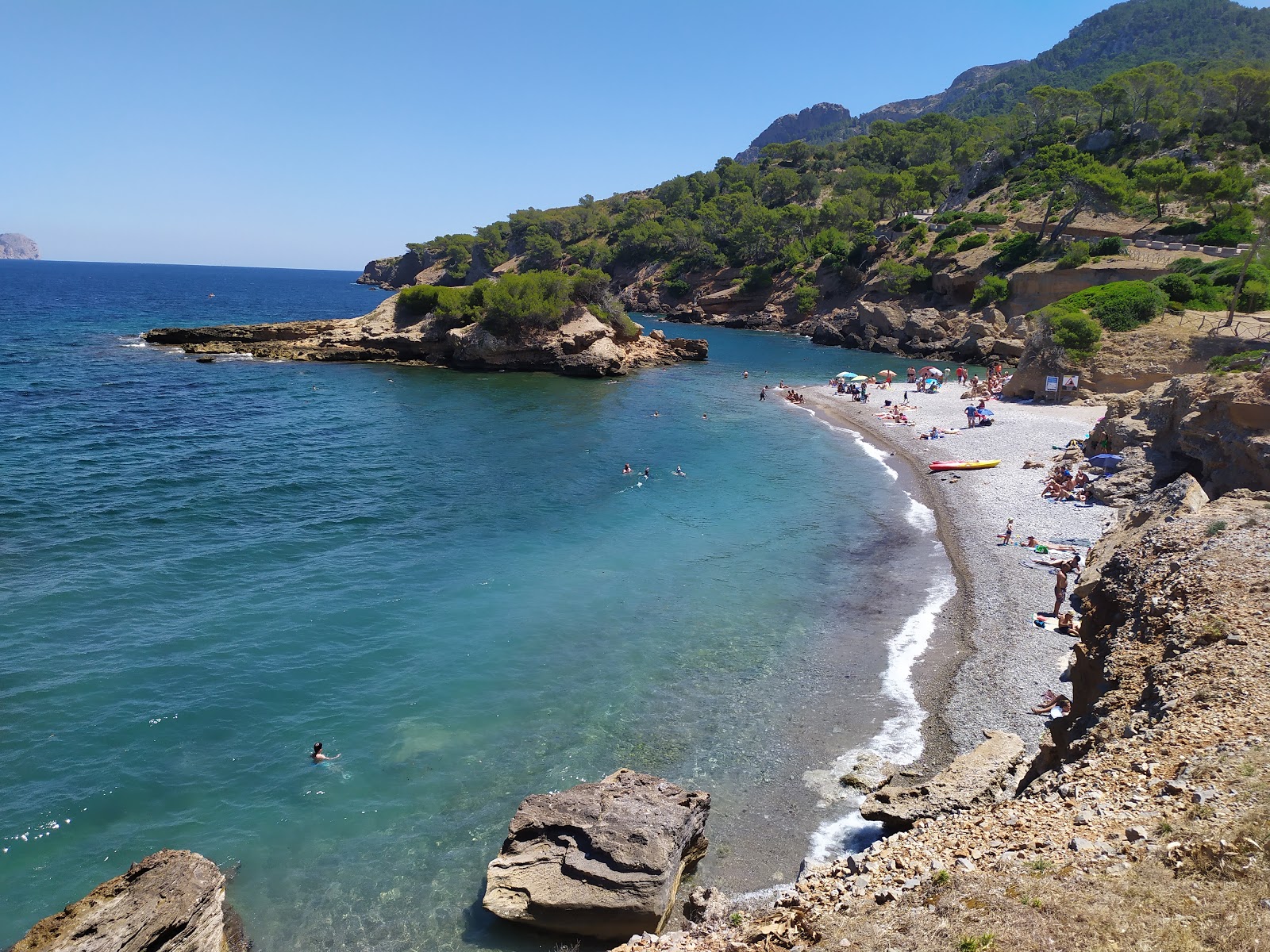 Fotografie cu Playa de S'illot cu o suprafață de pietricel alb fin